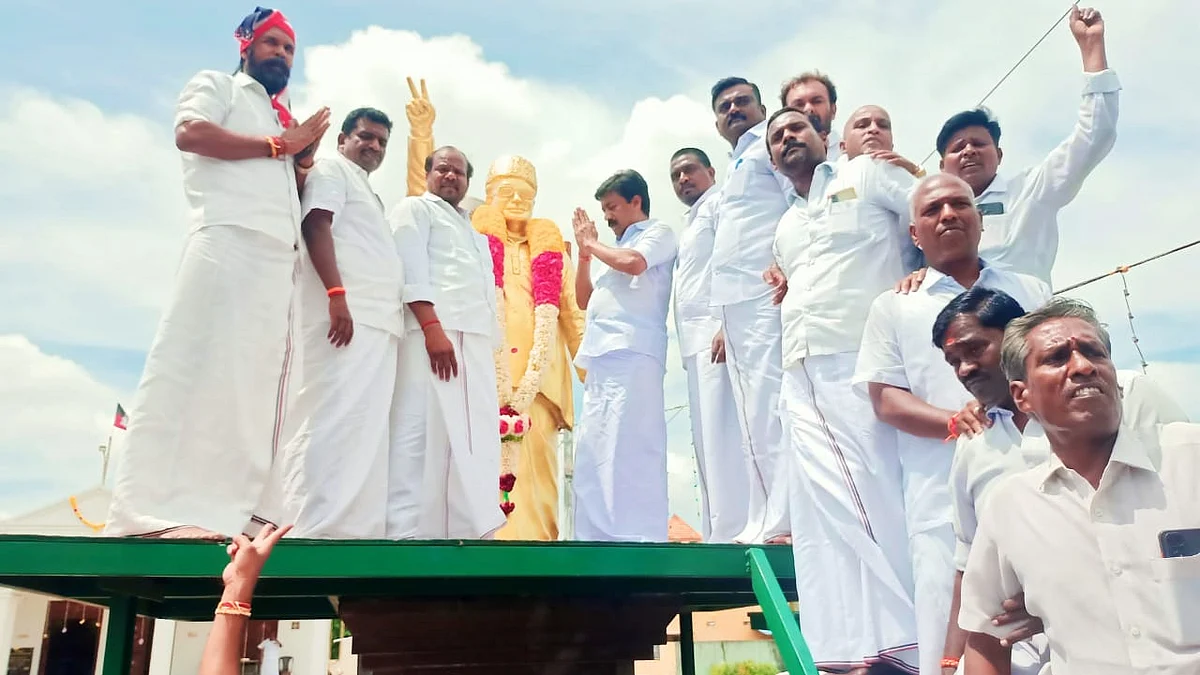 எம்.ஜி.ஆர் சிலைக்கு மரியாதை செலுத்திய சி.வி.சண்முகம்