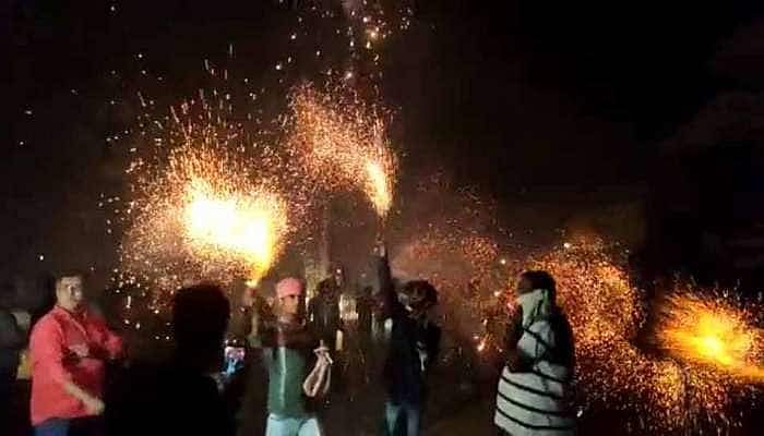 பழத்திலிருந்து பட்டாசு... 
வியக்க வைக்கும் கிராம மக்கள்!