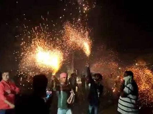 பழத்திலிருந்து பட்டாசு... 
வியக்க வைக்கும் கிராம மக்கள்!