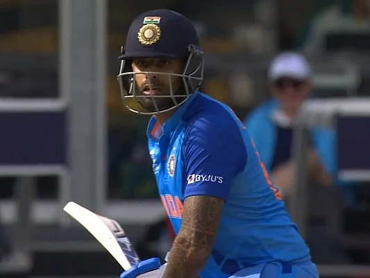 T20 WC:`இதற்குமேல் பந்துவீச்சை எதிர்கொள்ள மனமில்லை' - அடுத்த பந்திலேயே அவுட் ஆன சூர்யகுமார் யாதவ்!
