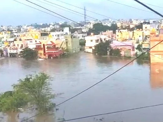 ஓசூர்: ஆக்கிரமிப்பால் குடியிருப்புகளைச் சூழ்ந்த வெள்ளம் - மாடியில் தஞ்சமடைந்த மக்கள்!
