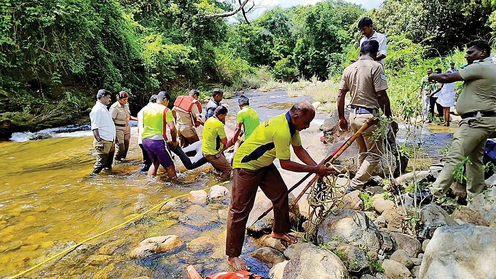 “சர்ப்ரைஸ் கொடுக்க வந்தான்... சாப்பிடாமலேயே போயிட்டான்” - ஆற்று வெள்ளம் அடித்துச் சென்ற சோகம்!