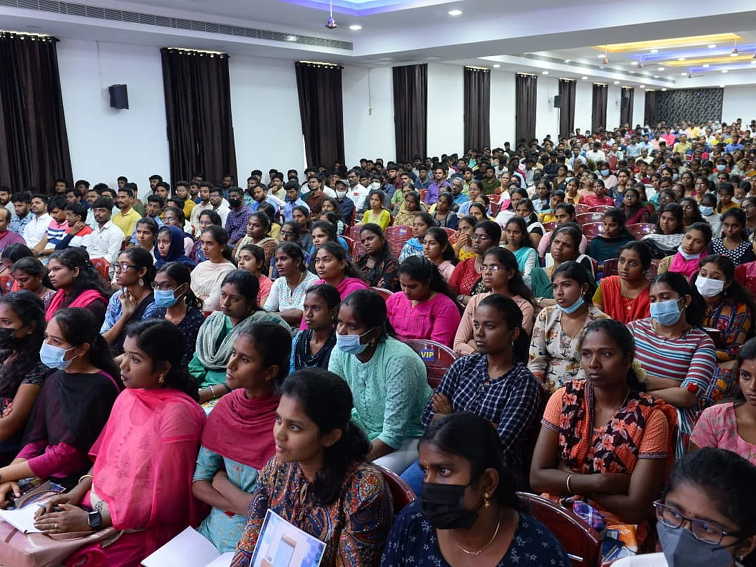 ஆனந்த விகடன் நடத்திய போட்டித் தேர்வுகளுக்கான பயிற்சி முகாம்: ஆர்வத்துடன் கலந்துகொண்ட கோவை மாணவர்கள்
