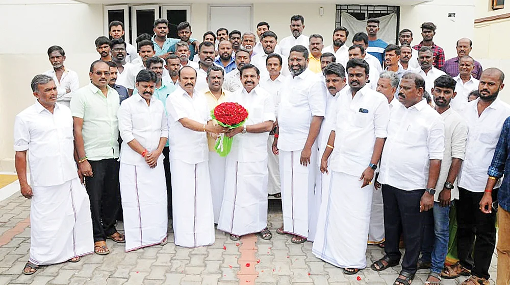 மிஸ்டர் கழுகு: உடுப்பி... கே.சி.பி சந்திப்பு... வேகமெடுக்கும் ஓ.பி.எஸ்!
