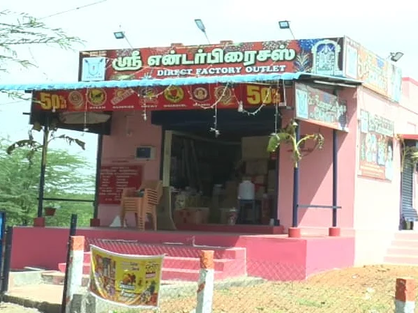 பட்டாசுக் கடையில் கைவரிசை; கொள்ளையடித்த பொருள்களை திருடிய காரிலேயே அள்ளிச்சென்ற மர்ம நபர்கள்!