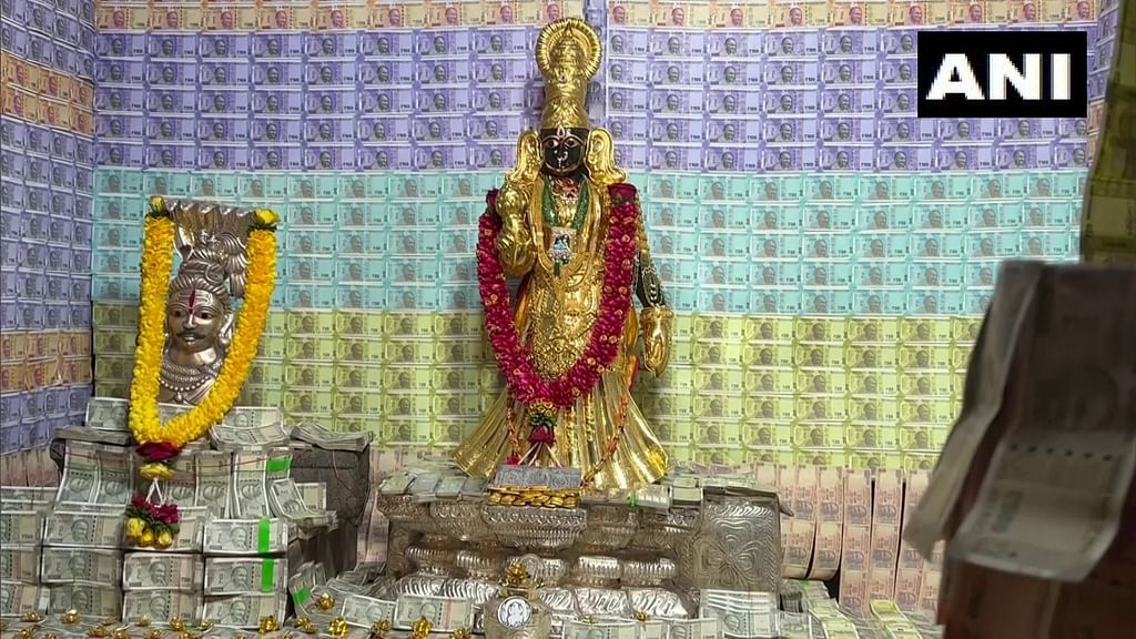 தங்கம், ரூபாய் நோட்டுக்களால் அலங்காரம்