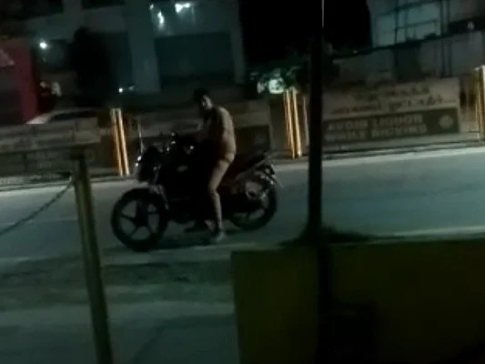 நெல்லை: மது போதையில் நடுரோட்டில் கட்டிப் புரண்டு சண்டையிட்ட ஊர்க்காவல்படை வீரர்! - வைரலாகும் வீடியோ