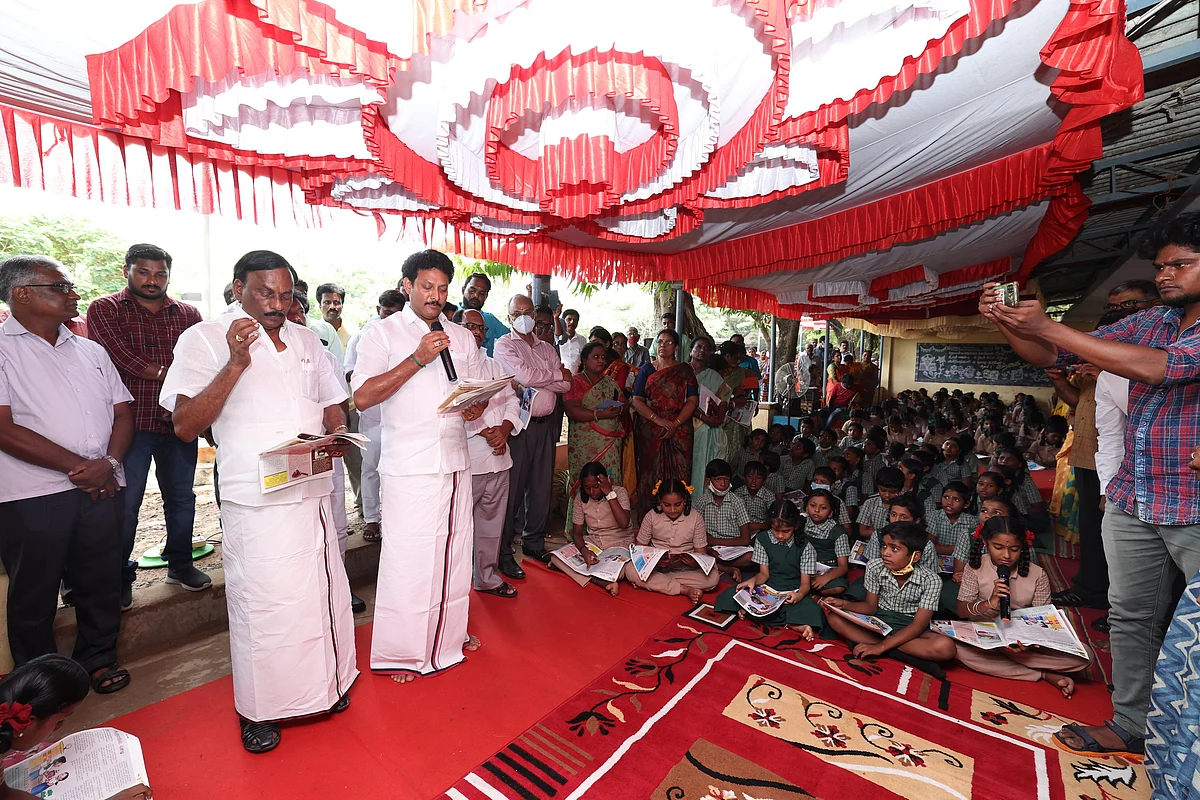 மாணவர்களுக்கு இதழை படித்துக்காட்டும் அமைச்சர் அன்பில் மகேஷ்