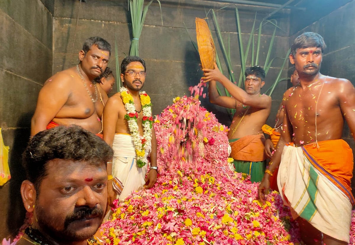 ராசிபுரம் நித்தியசுமங்கலி மாரியம்மன்: `1 டன்  பூக்கள் கொண்டு அலங்காரம்'- திரளாகப் பங்கேற்ற பக்தர்கள்