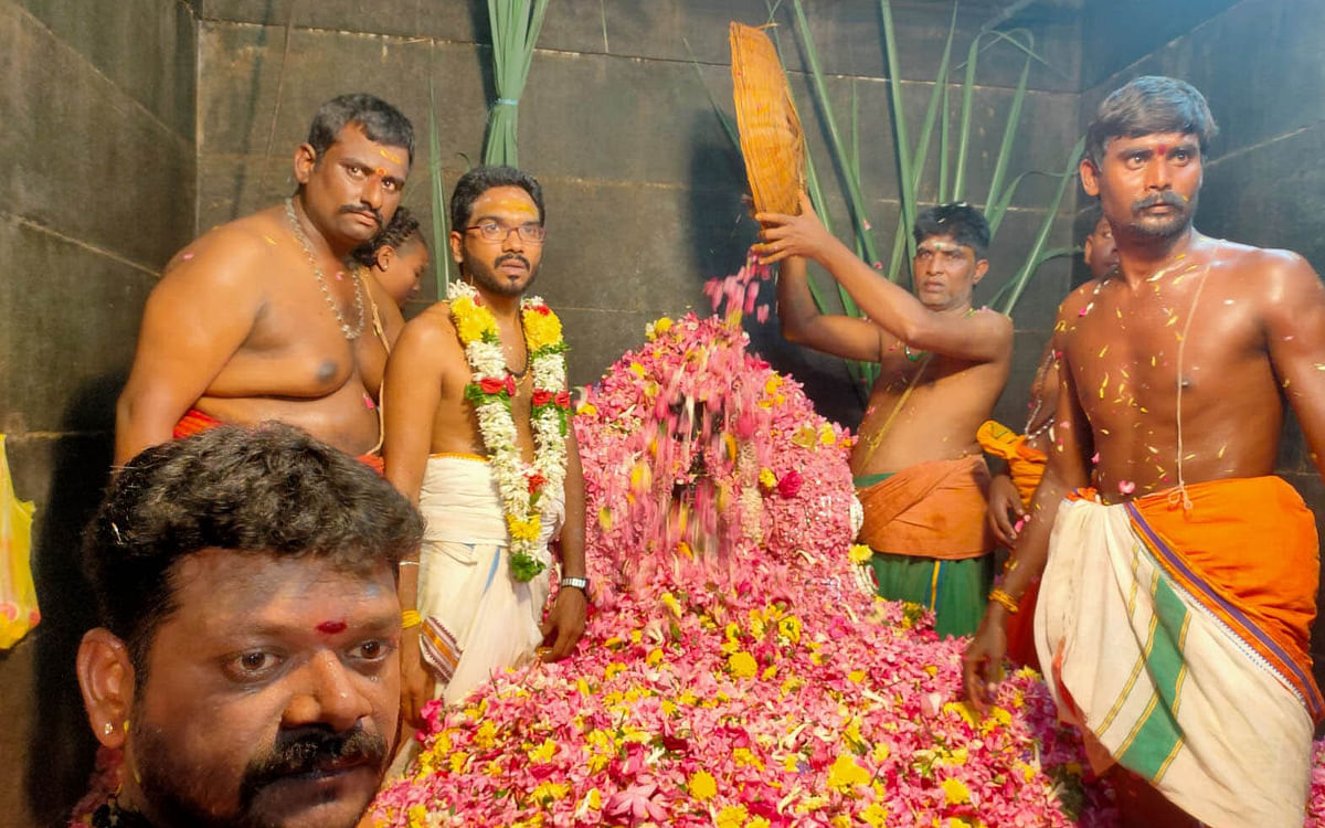 ராசிபுரம் நித்தியசுமங்கலி மாரியம்மன்: `1 டன்  பூக்கள் கொண்டு அலங்காரம்'- திரளாகப் பங்கேற்ற பக்தர்கள்