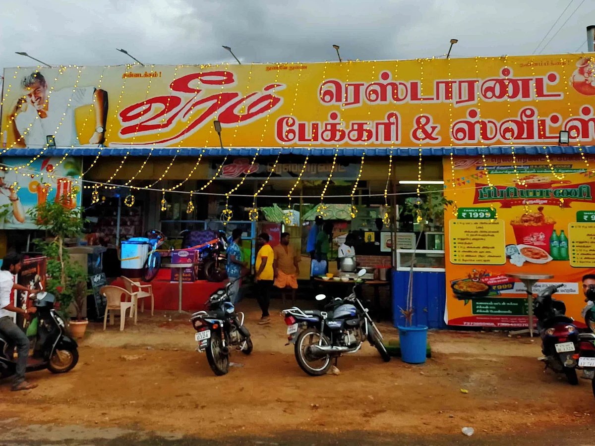 அஜித்தின் ‘துணிவு' பட போஸ்டர் தாக்கம் - பழைய 10 ரூபாய்க்குப் பிரியாணி; அட்டகாசம் செய்யும் ரசிகர்!