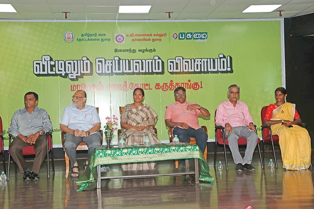 மேடையில் பேச்சாளர்கள்