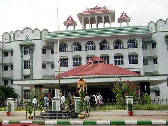 ``தமிழக கோயில்களில் லெக்கின்ஸ், ஷார்ட்ஸ், ஜீன்ஸ்... சிலைகள் முன் செல்ஃபி!" - கொதித்த நீதிபதிகள்