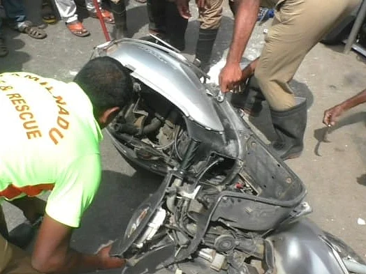 ஸ்கூட்டியிலிருந்து வெளியே தலையை நீட்டிய பாம்பு; மிரண்டு போன இளம்பெண்! - பரபரப்பான சிக்னல்