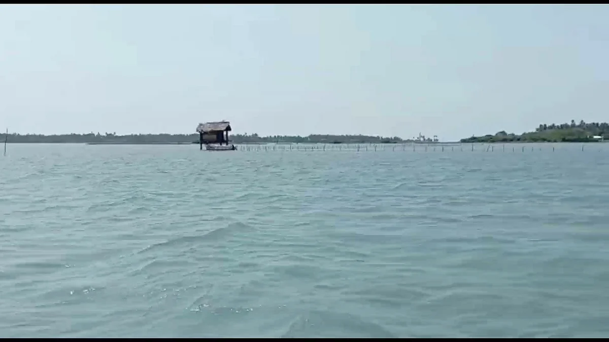 கடலின் நடுவே அமைக்கப்பட்டுள்ள கொட்டகை