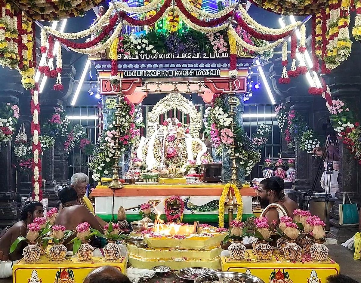 திருச்செந்தூர் கந்தசஷ்டி விழா:  சூரசம்ஹாரத்தைக் காண கடற்கரையில் குவிந்த லட்சக்கணக்கான பக்தர்கள்! 