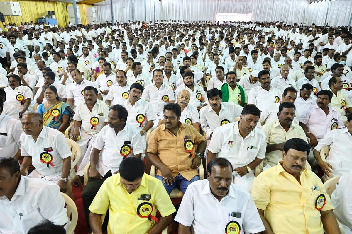 திமுக பொதுக்குழு கூட்டத்தில் தொண்டர்கள் ஒரு பகுதி