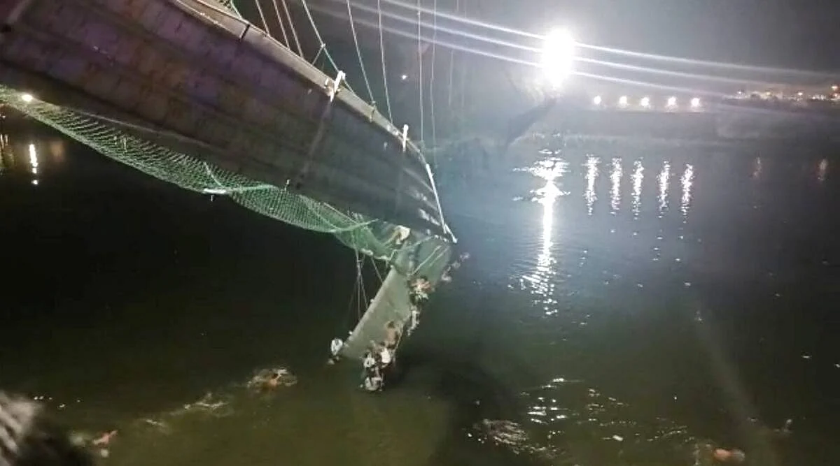 பூஜைக்காக ஒன்றுகூடிய மக்கள் - 150 ஆண்டுகள் பழைமையான குஜராத் பாலம் இடிந்து 100-க்கும் மேற்பட்டோர் பலி