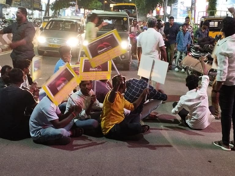 ``ரூ.4.70 லட்சம் சோஃபா இரண்டே மாசத்துல கிழிஞ்சு போச்சு..!" - சாலை மறியலில் ஈடுபட்ட வாடிக்கையாளர்
