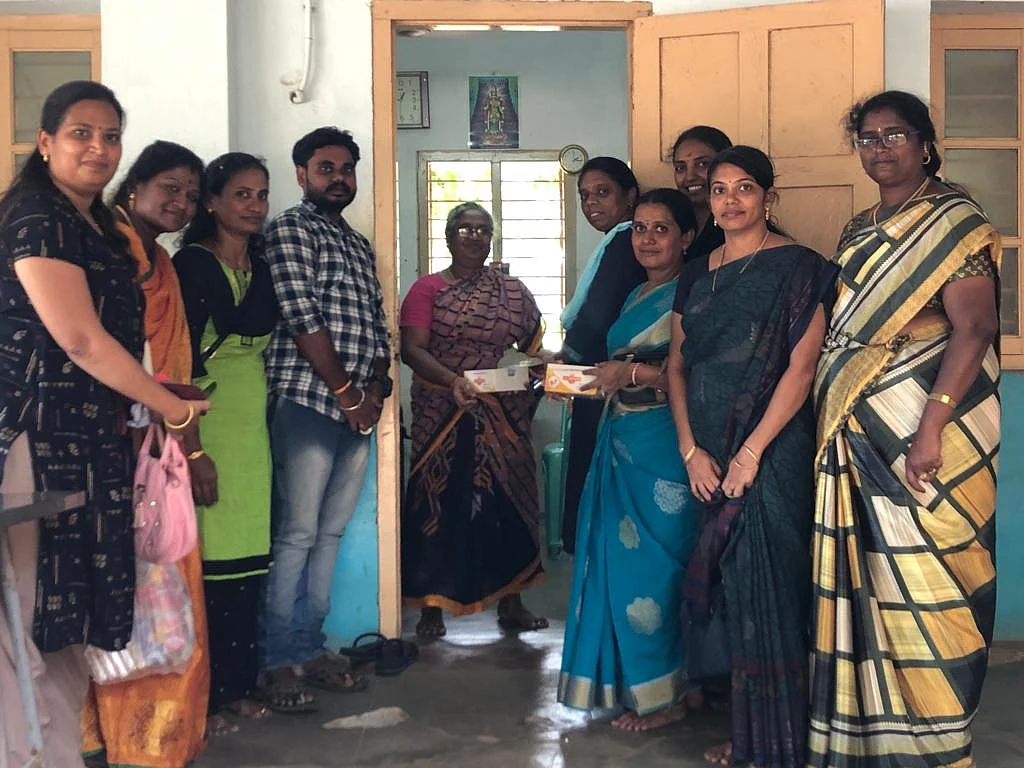மாற்றுத்திறனாளிகள் மறுவாழ்வு மையத்தில் முன்னாள் மாணவிகள்