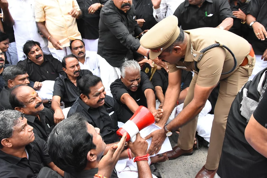 போராட்டத்தில் அதிமுக