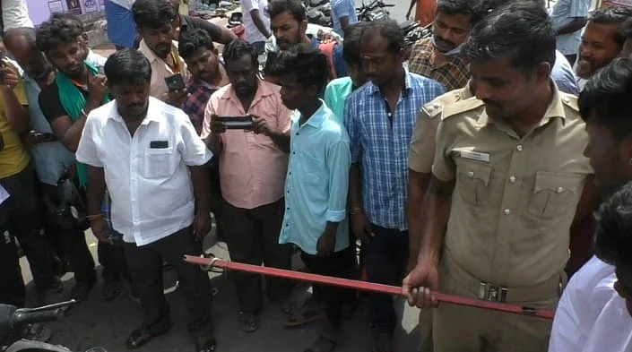 வாகனத்தில் இருந்த பாம்பு