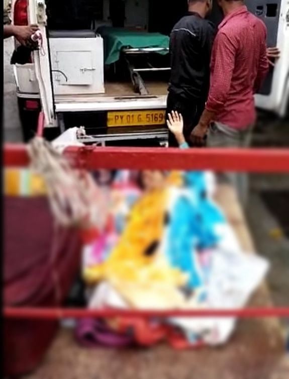 ஆம்புலன்ஸ் வாகனத்தில் ஸ்ட்ரெச்சர் இல்லை... சிகிச்சைக்கு தள்ளுவண்டி! - புதுச்சேரியில் அதிர்ச்சி 