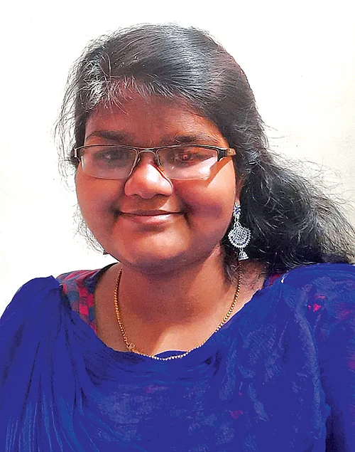 படிக்கும்போதே புத்தகங்கள் வெளியீடு... இலக்கிய உலகில் இளம் மாணவிகள்!
