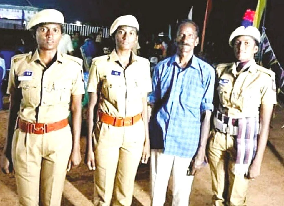 தந்தையுடன், போலீஸ் சீருடையில் 3 சகோதரிகளும்...
