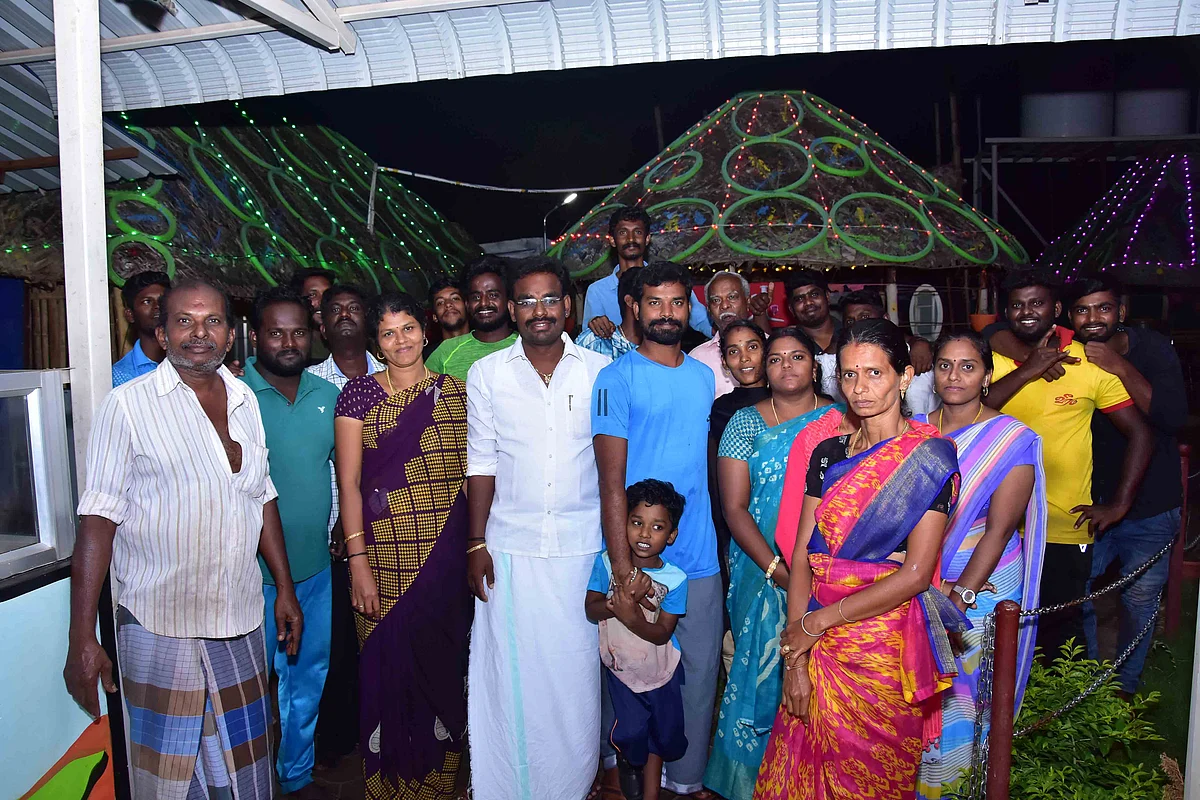 ஹோட்டல் ஊழியர்களுடன் காளிதாஸ்