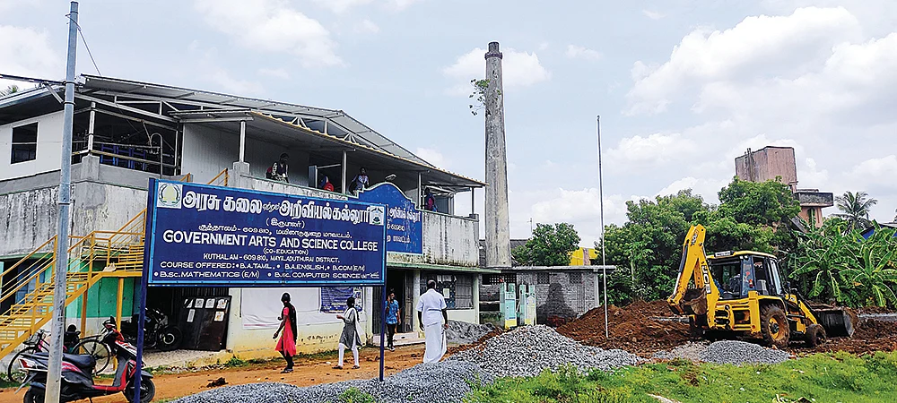 ‘இன்னொரு எய்ம்ஸ் ஆகிவிடுமோ?’ - பதறும் மயிலாடுதுறை கல்லூரி மாணவர்கள்!