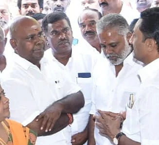கட்சி நிர்வாகிகளுடன் ஆர்.பி.உதயகுமார்