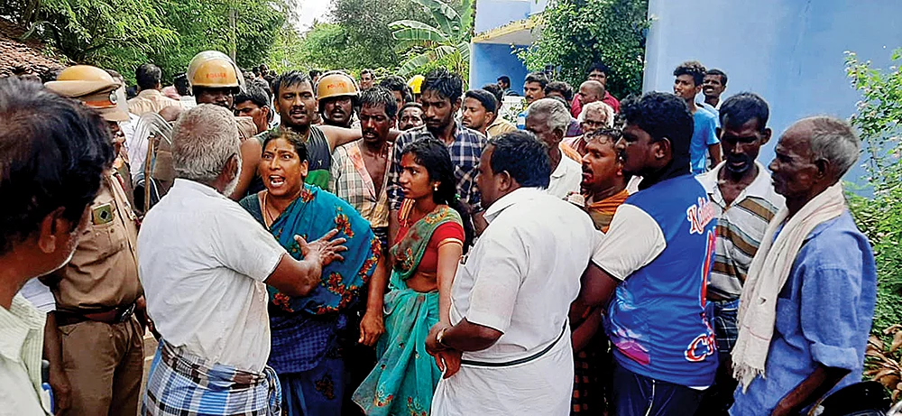 “உயிர்ப்பலி கேட்குது... காவு வாங்கப்போகுது!” - போலீஸையே மிரட்டிய ஆரணி குடும்பம்