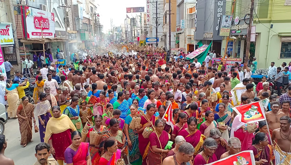 பூக்குடலைத் திருவிழாவில் பக்தர்கள்