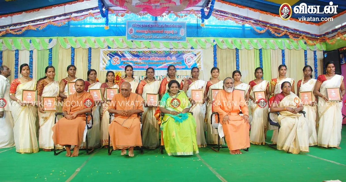 வித்யாஜோதி பட்டம் பெற்ற மாணவிகளுடன் ஆளுநர் தமிழிசை செளந்தர்ராஜன்