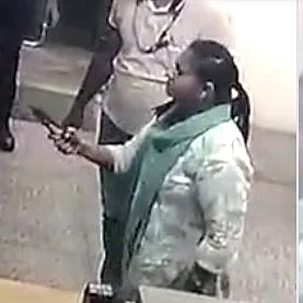 ``கத்தியா... கத்தரிக்கோலா? பாத்துடுவோம்'': வங்கிக்கு வந்த கொள்ளையனை விரட்டியடித்த பெண் மேலாளர்!