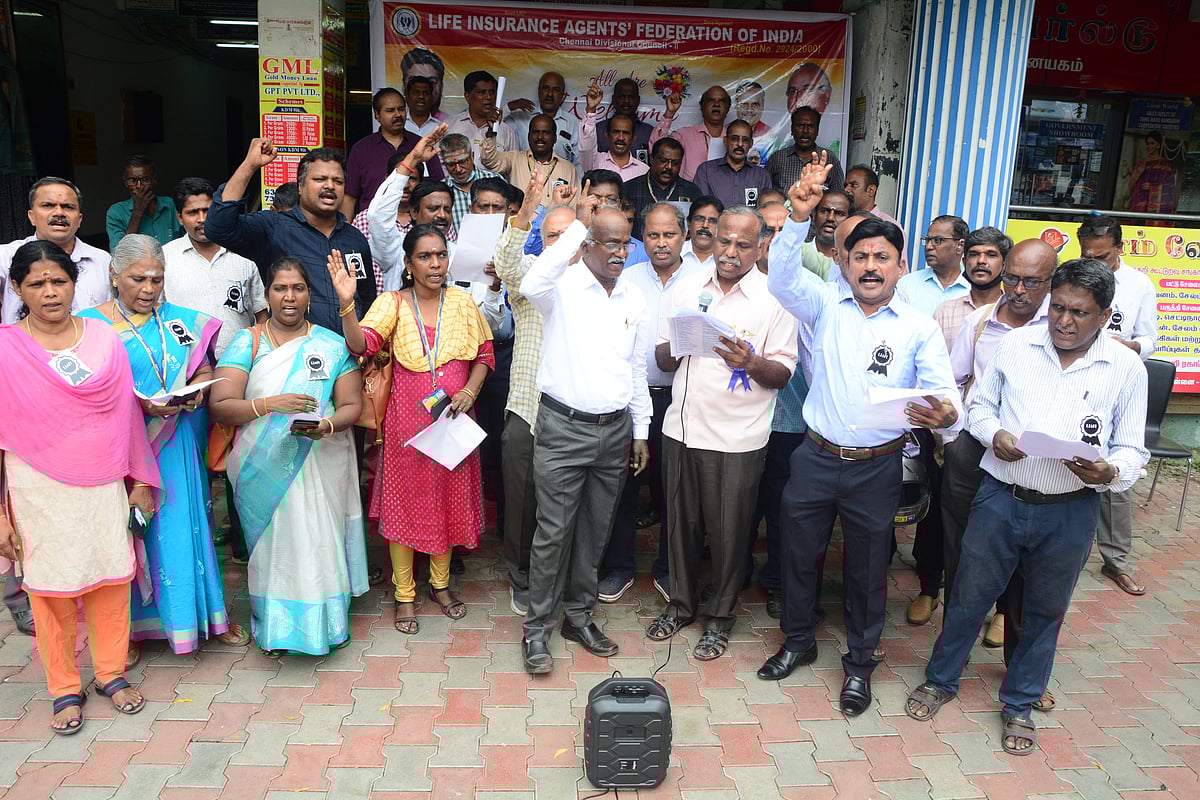 ஐஆர்டிஏ புதிய நடைமுறை வந்தால் 10 லட்சம் முகவர்கள் காணாமல் போவார்கள் - எல்ஐசி ஏஜெண்டுகள் போராட்டம்!