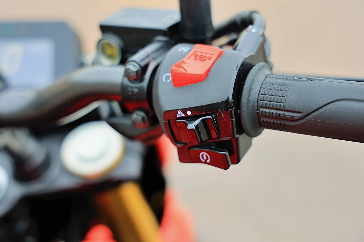 Honda CB300 F: A Sporty Commuter!
