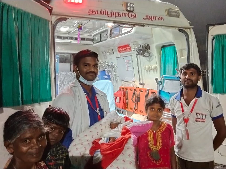 கொட்டும் மழையில் பிரசவ வலி - பழங்குடிப் பெண்ணுக்கு 108 ஆம்புலன்ஸில் பிறந்த அழகிய பெண் குழந்தை!