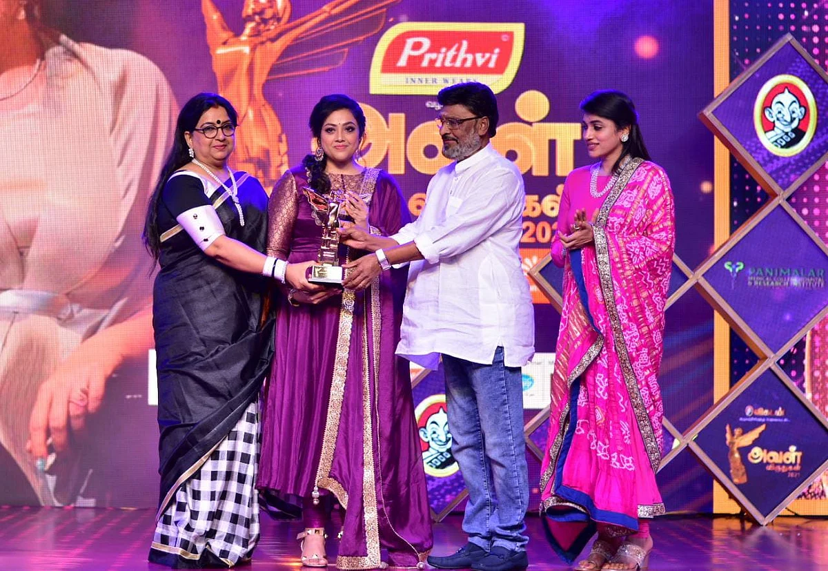 ``எனக்கு `அன்புள்ள ரஜினிகாந்த்' எனக்கு ஸ்பெஷலான படம்" : `எவர்கிரீன் நாயகி' மீனா