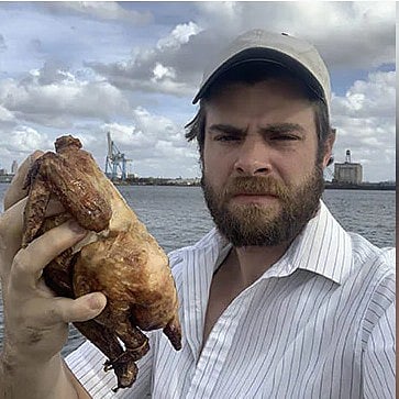 வறுத்த முழு சிக்கன் சாப்பிடும் சேலஞ்ஜ்... 40 நாள்கள் தொடர்ந்து உண்டு கவனம் ஈர்த்த இளைஞர்!