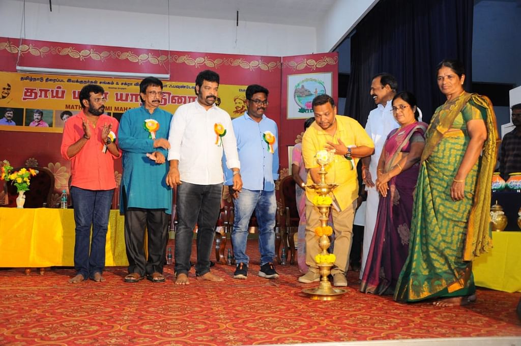 குத்துவிளக்கேற்றும் இயக்குநர் சத்யம் ராஜசேகர்