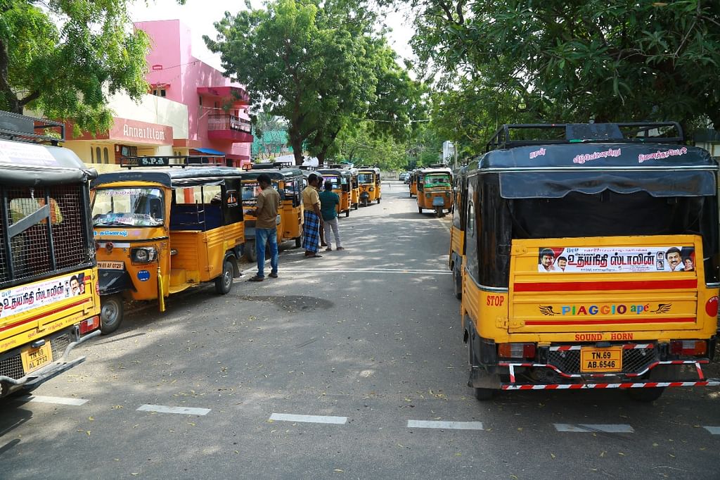 வாழ்த்து ஸ்டிக்கர் ஒட்டப்பட்ட ஆட்டோக்கள்