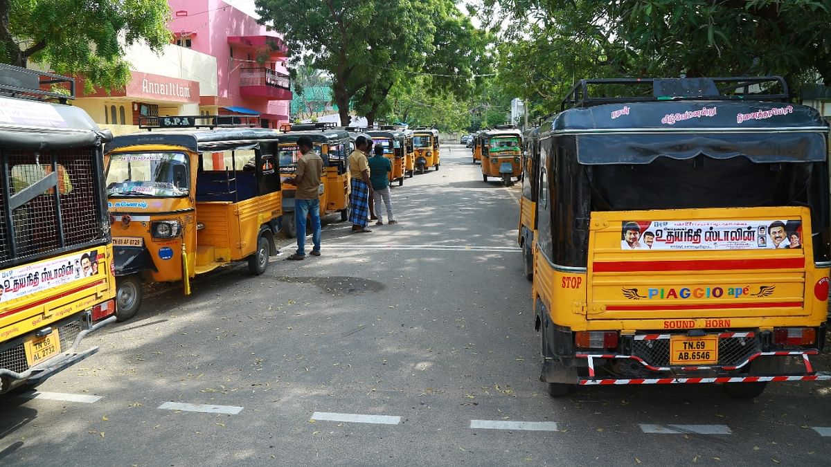 வாழ்த்து ஸ்டிக்கர் ஒட்டப்பட்ட ஆட்டோக்கள்