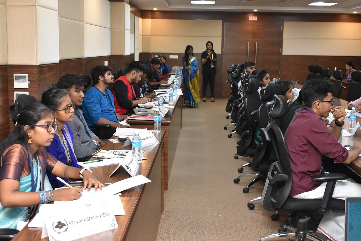 திருச்சியில் `பொன்னி' ஐ.நா: அனல் பறந்த விவாதங்கள்… தூதர்களாக மாறிய கல்லூரி மாணவர்கள்!