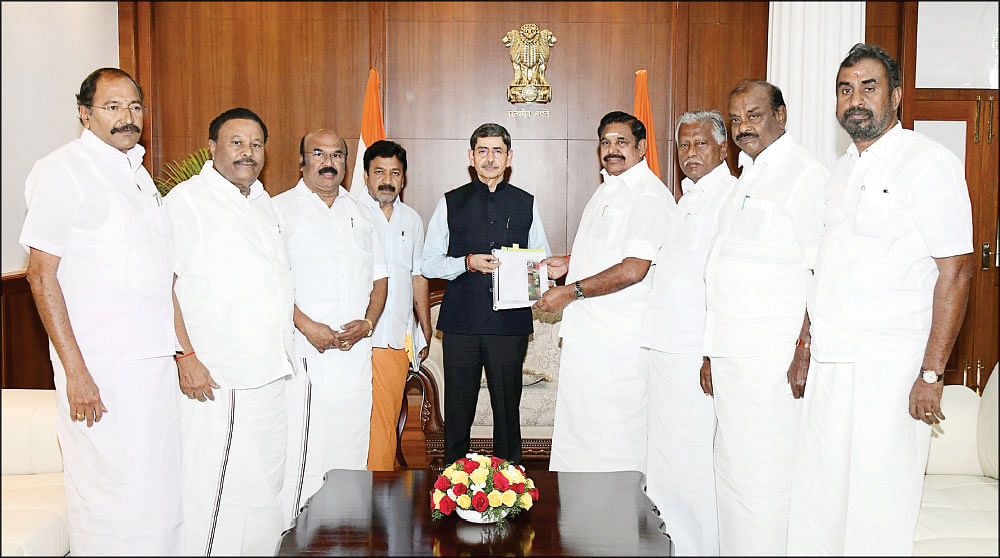 மிஸ்டர் கழுகு: தி.மு.க-வுக்கு ஐடி ரெய்டு, அ.தி.மு.க-வுக்கு சி.பி.ஐ வழக்கு, மத்திய அரசின் டபுள் ஷாட்!