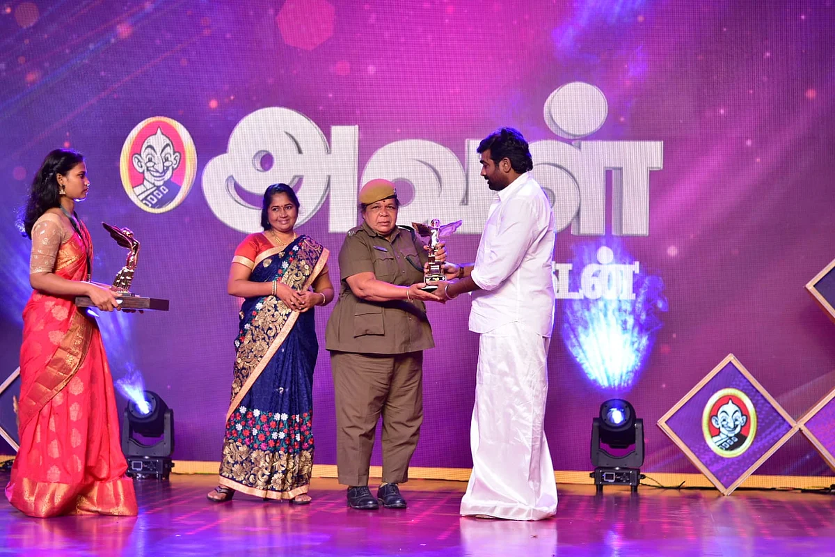 சூப்பர் வுமன் விருது பெறும் இந்திரா காந்தி
