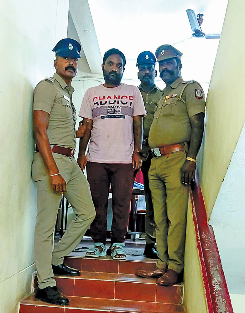 மாணவிகளுக்கு முத்தம்... வீடியோவில் விஷம்... பள்ளி தாளாளரை மாட்டிவிட்ட மாணவர்கள்!