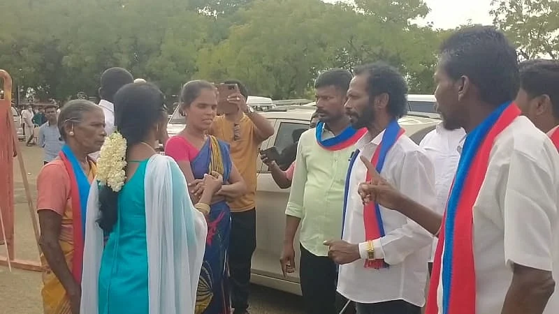 வாக்குவாதத்தில் ஈடுபடும் பெண்கள்