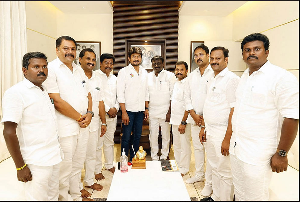 மிஸ்டர் கழுகு: தி.மு.க-வுக்கு ஐடி ரெய்டு, அ.தி.மு.க-வுக்கு சி.பி.ஐ வழக்கு, மத்திய அரசின் டபுள் ஷாட்!